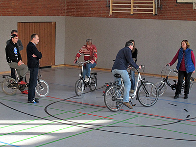 praktische Übungen in der Turnhalle