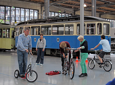 In der Ausstellungshalle Praktische Übungen