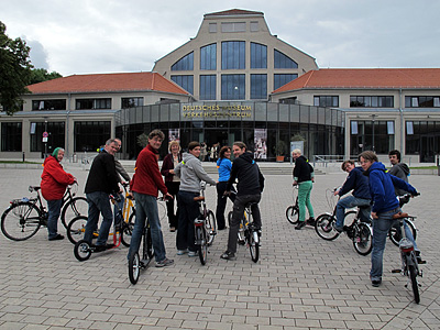 Praktische Übungen vorm Verkehrszentrum Praktische Übungen draußen