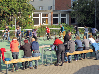 Aktive und zuschauende SeminarteilnehmerInnen Volles Haus