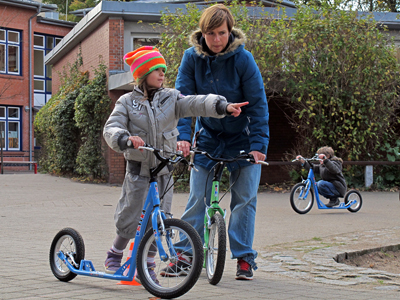 Intensiver Austausch zwischen Lehrerin und Schülerin