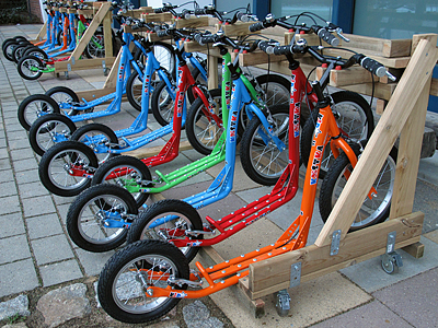 Viele Roller - akkurat geparkt