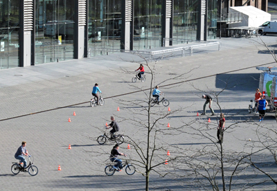 Asubildungskurs vor Jahrhunderthalle in Bochum