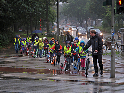 Schulklasse mit Rollern unterwegs